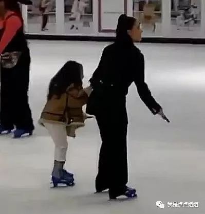 克里斯詹娜_克里斯詹娜着吉年斯泳装照片_克里斯詹娜红色沙裙