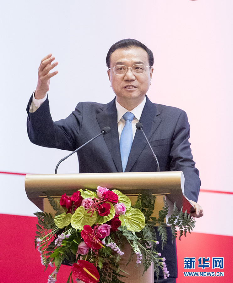 李克强总理在雅加达出席中国－印尼工商峰会，强调深化双边经贸合作与一带一路倡议对接